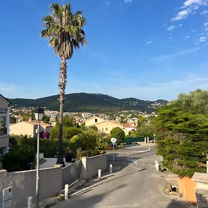 Charmant Bas De Avec Terrasse A Proximite De La Plage Et Du Port , Carqueiranne France